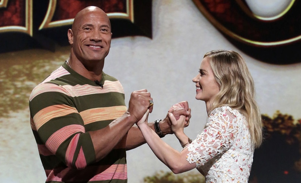 Dwayne “La Roca” Johnson y Emily Blunt serán superhéroes en nueva película de Netflix