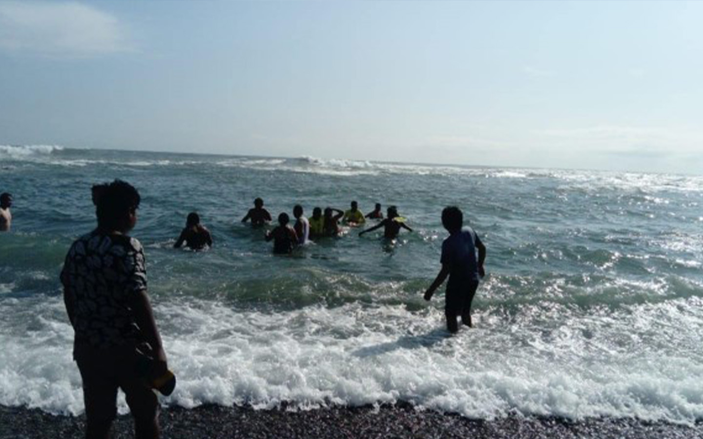 Policía falleció luego de ser rescatado de ahogarse en el mar