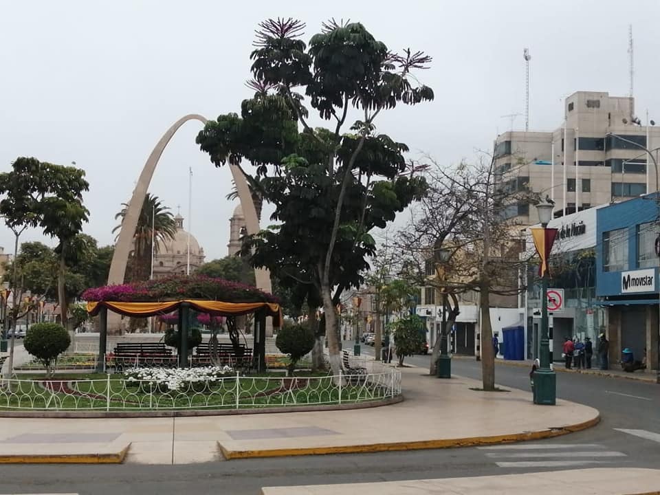 Municipalidad decora plaza y calles de Tacna por el mes aniversario de la reincorporación