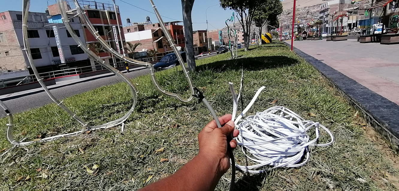 Tacna: Cortan cables de energía eléctrica de adornos navideños en la av. Jorge Basadre