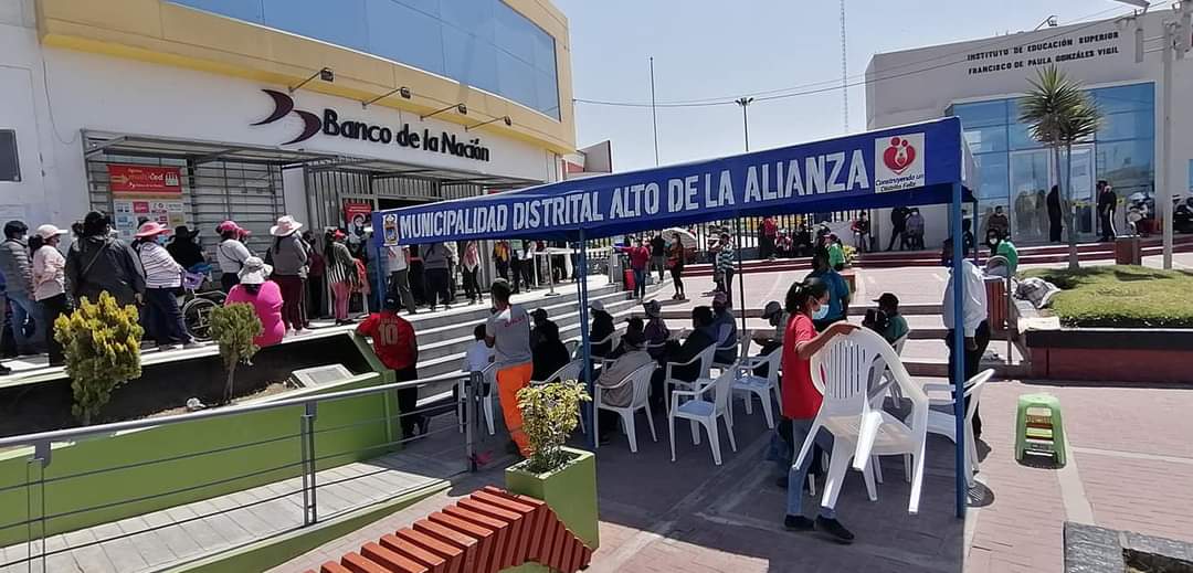 Municipalidad colocó toldos y sillas para personas que están formando cola en el Banco de la Nación en Tacna