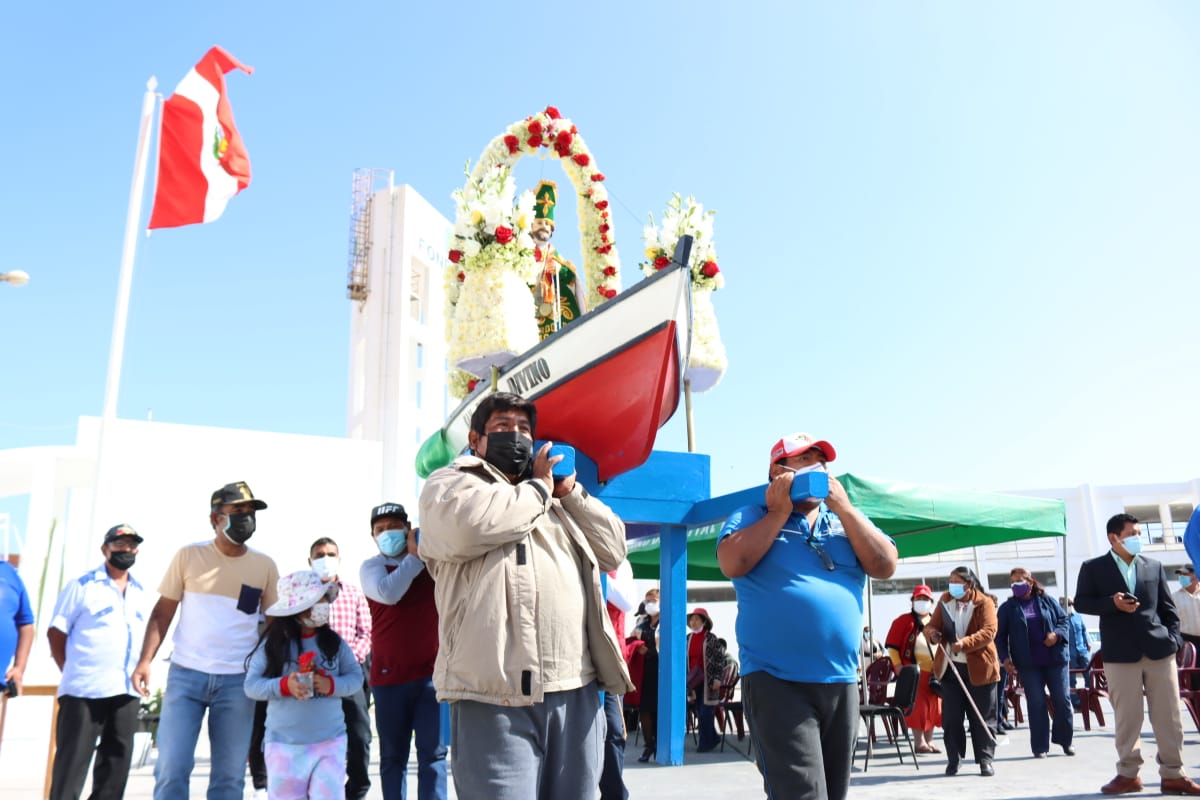 Pescadores de Tacna son condecorados por la región durante misa por San Pedro