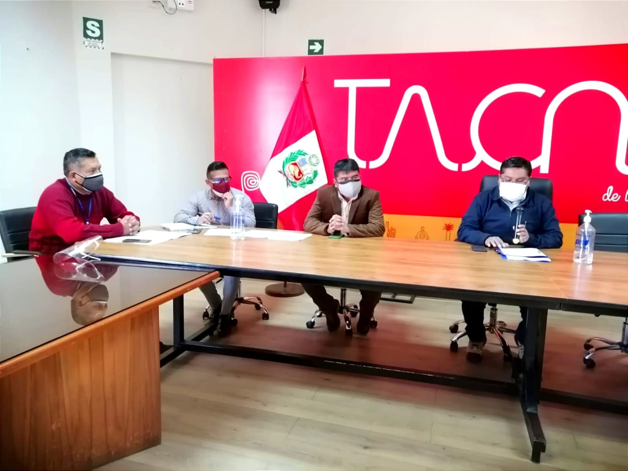 Tacna: Gobernador se compromete a mejorar el acceso vehicular y peatonal del cerro Intiorko