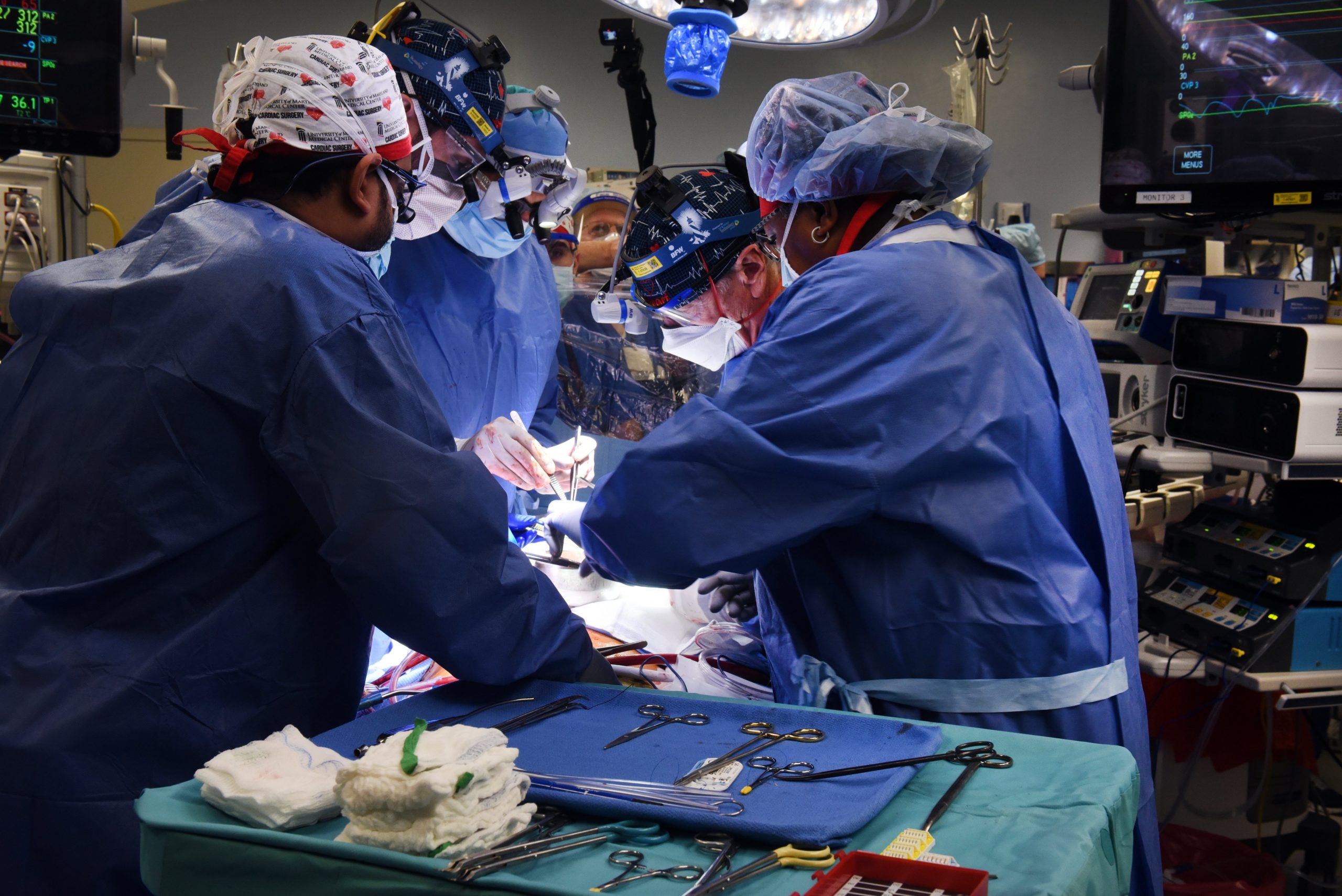 Proeza de la medicina: Cirujanos lograron trasplantar con éxito un corazón de cerdo a una persona