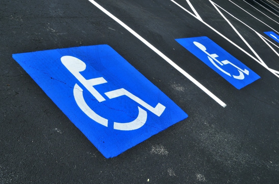 Ministerio de Vivienda propone aumentar espacios en estacionamientos para personas con discapacidad y movilidad reducida