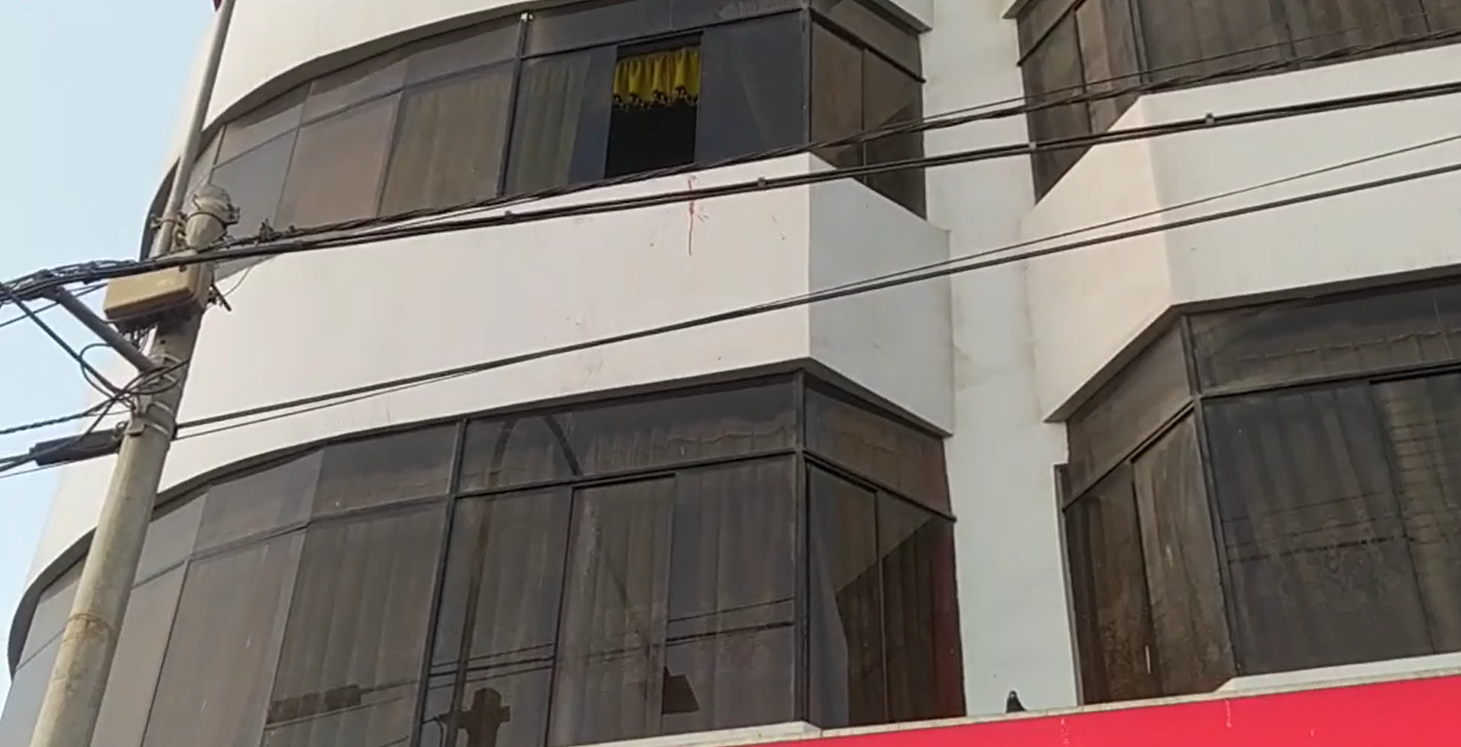 Varón cae del tercer piso de un hotel en Tacna y sobrevive milagrosamente