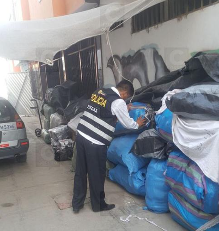 Policía en Ite hallaron dos camionetas abandonadas cargadas de ropa de contrabando