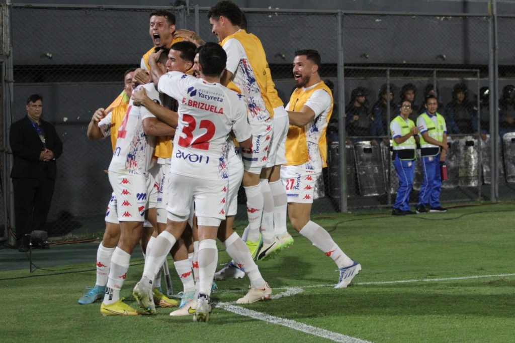 Club Nacional derrotó por 2 a 0 a Sporting Cristal. 