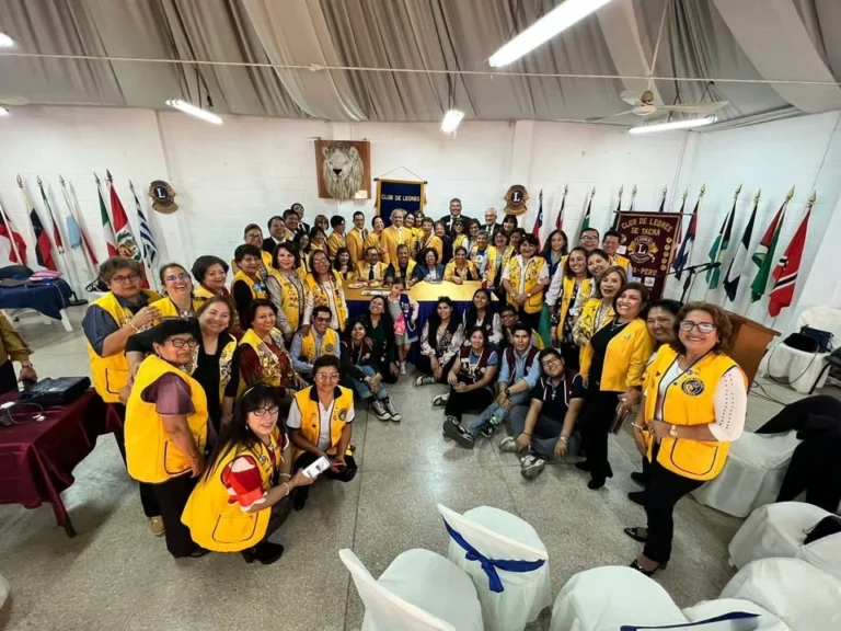 En el marco del Día del Servicio Leonístico, cinco clubes de Leones de Tacna han unido esfuerzos para llevar a cabo una gran jornada gratuita de atención médica, prevención y orientación ciudadana dirigida a los vecinos del distrito de Gregorio Albarracín. El denominado "Lion Fest de Servicio" se desarrollará este martes 8 de octubre, desde las 10:00 de la mañana hasta la 1:00 de la tarde, en la plaza Patricio Conti Olivares (frente al mercado Santa Rosa). La actividad agrupa a los clubes “Tacna”, “Los Granados”, “La Heroica”, “Prince” y “Bugambilias”, bajo el histórico lema internacional: “Nosotros servimos”. Durante la jornada, los asistentes podrán acceder a múltiples beneficios sin costo alguno, incluyendo valoración de agudeza visual, entrega de monturas y lentes con protección UV, así como medición de glucosa y signos vitales. Además, se brindará orientación especializada en prevención del cáncer infantil, diabetes y cuidado de la salud mental. Clubes de Leones de Tacna
