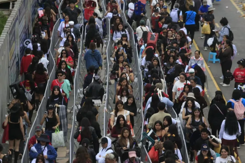 Fans de BTS llegan al Estadio San Marcos en Lima
