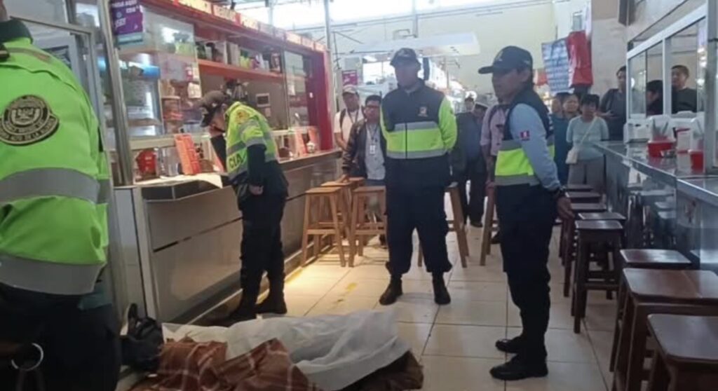 Adulto mayor fallece dentro del mercado 2 de Mayo